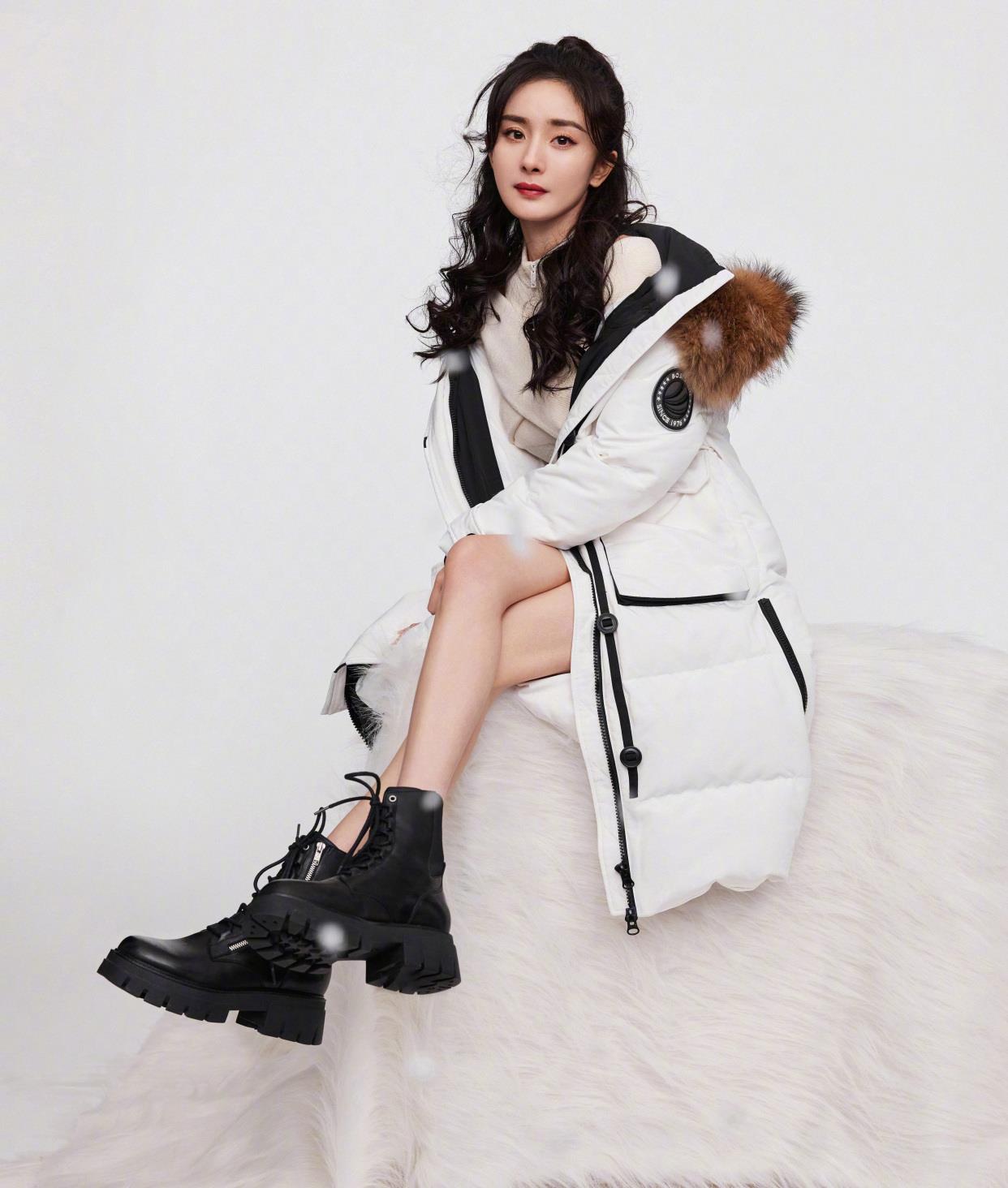 12月9日,杨幂工作室发布了一组杨幂的"羽绒服拍照姿势教学",照片中大