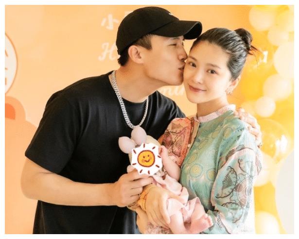 杜淳晒女儿萌照，小蛋饺戴大蝴蝶结，穿高奢婴儿服，从小被宠上天休闲区蓝鸢梦想 - Www.slyday.coM