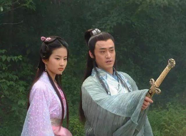 《天龙八部》中的慕容复，为何前期可以乔峰叫板，后期却不堪一击|乔峰|慕容复|降龙十八掌_新浪新闻