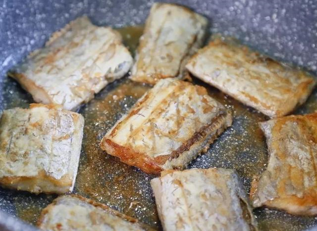 煎带鱼用面粉还是淀粉？教你好吃的做法，柔嫩皮不破，香酥不粘锅