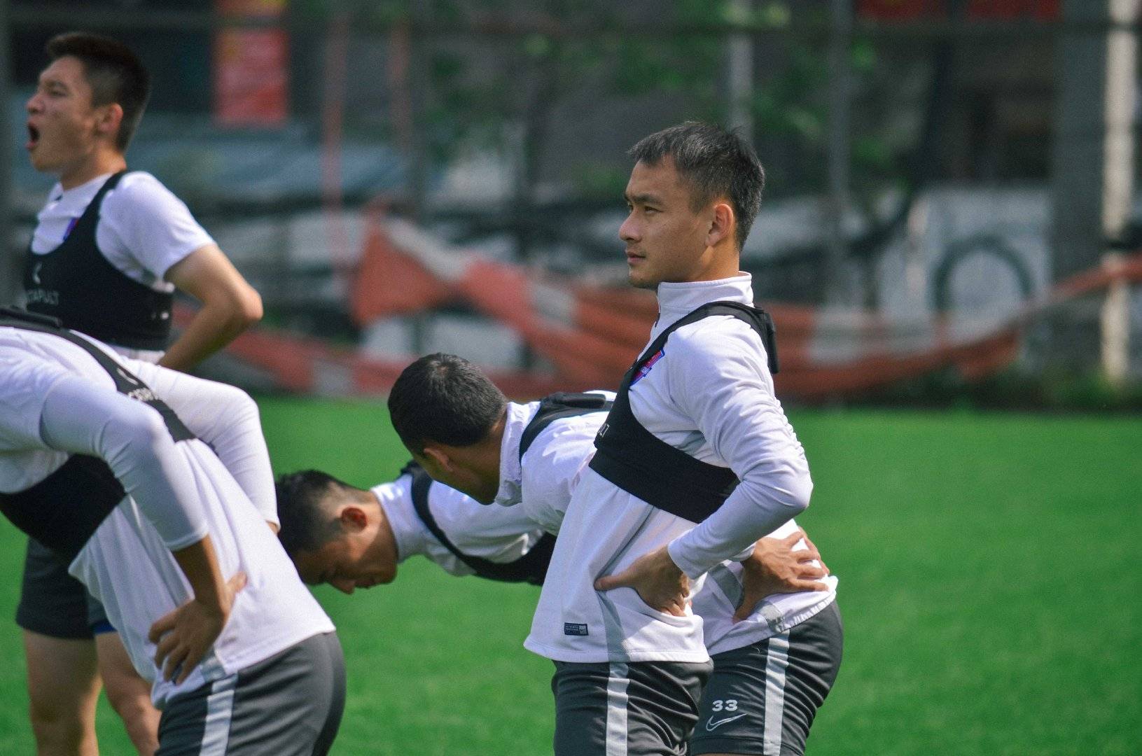 重庆当代足球俱乐部一线队最新训练照,重庆队球员刻苦训练