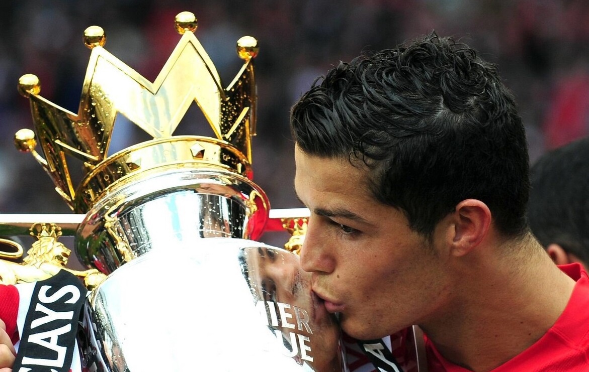 英超历史最佳转会,曼城传奇锋霸未入前十,皇马1亿巨擘倒数第三