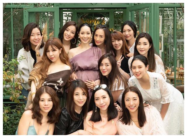 江佩蓉晒照与贵妇名媛团聚会,网友调侃:陶喆在家带娃