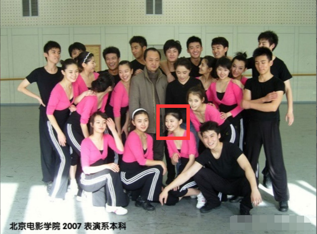 景甜毕业于北京电影学院,同一届同学包括阚清子和郑爽等.