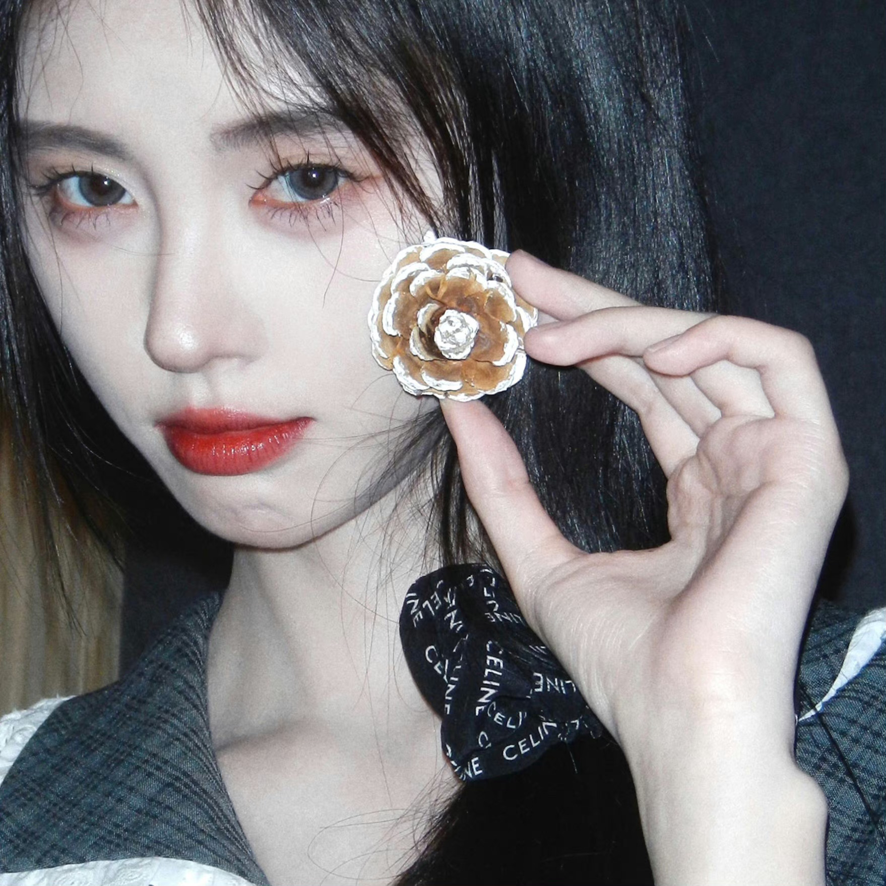 鞠婧祎甜美侧拍!法式泡泡袖连衣裙,温柔侧马尾_高清图集_新浪网