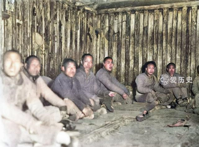 民国初年的京师第二监狱的上色照片中,我们可以清楚的看到当时犯人在