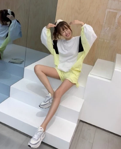 张子萱穿扎高马尾出门元气满满p图不忘p镜子大长腿又细又直