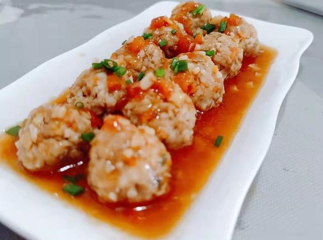 江南靖士陈志岁《咏荷》诗:"身处污泥未染泥,白茎埋地没人知.