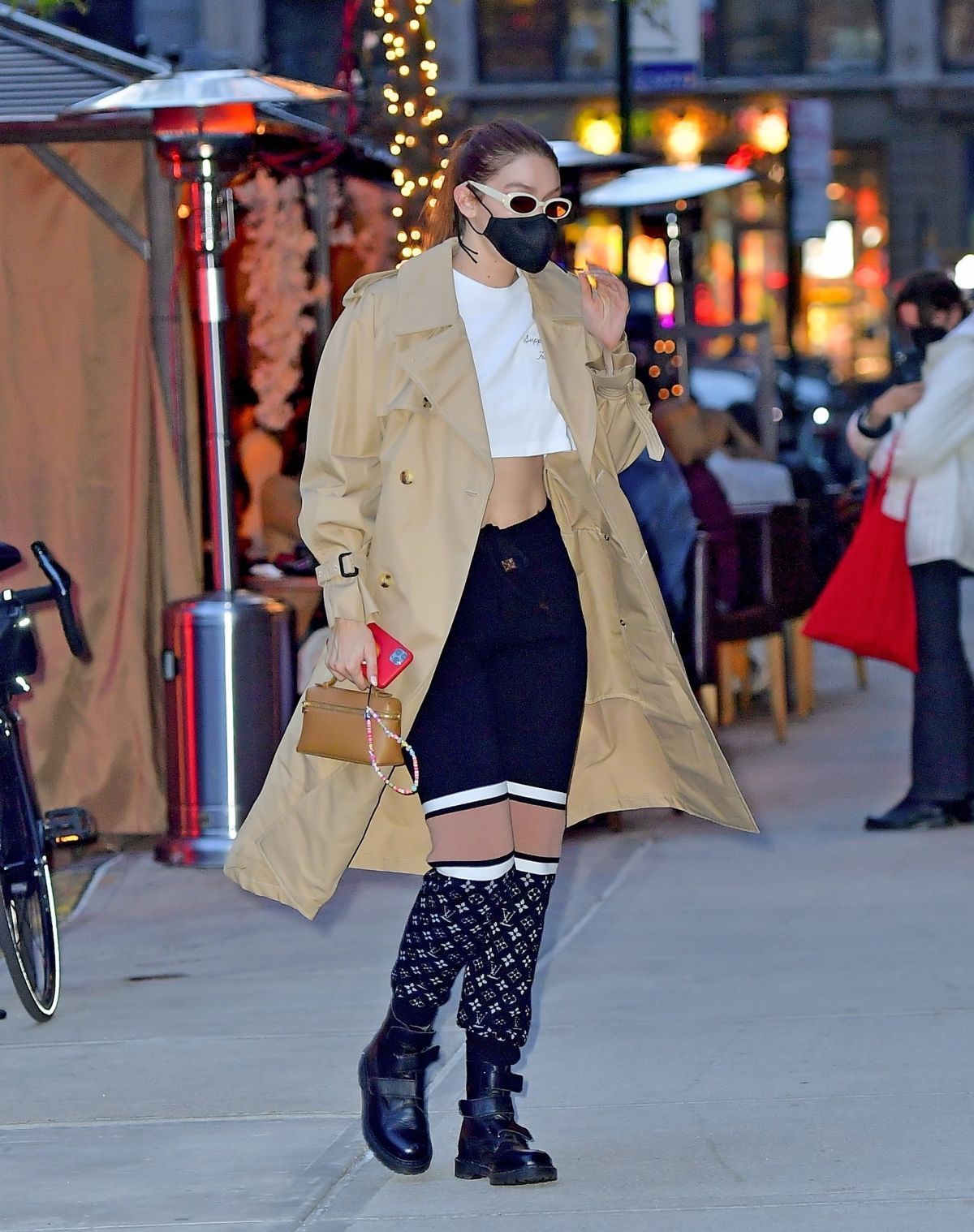 潮街拍:奥莉维亚基础款抹胸太显瘦,哈姆林针织开衫优雅女人味__财经