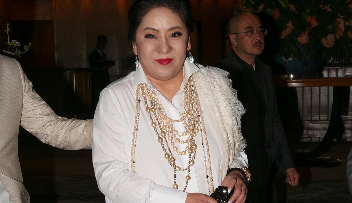 向太气场一般人赶不上一身黑白配造型超霸气老公全程呵护有加