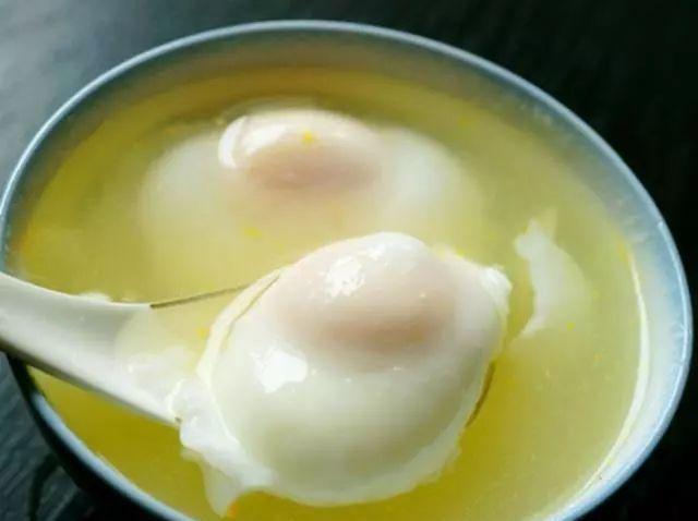 水煮荷包蛋总有白沫还容易散开只需2招又圆又嫩还不散