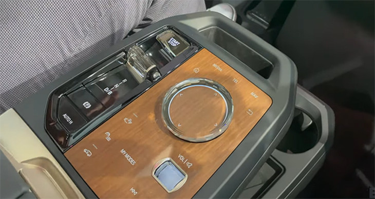 使用全新设计语言 宝马iDrive 8实机图曝光