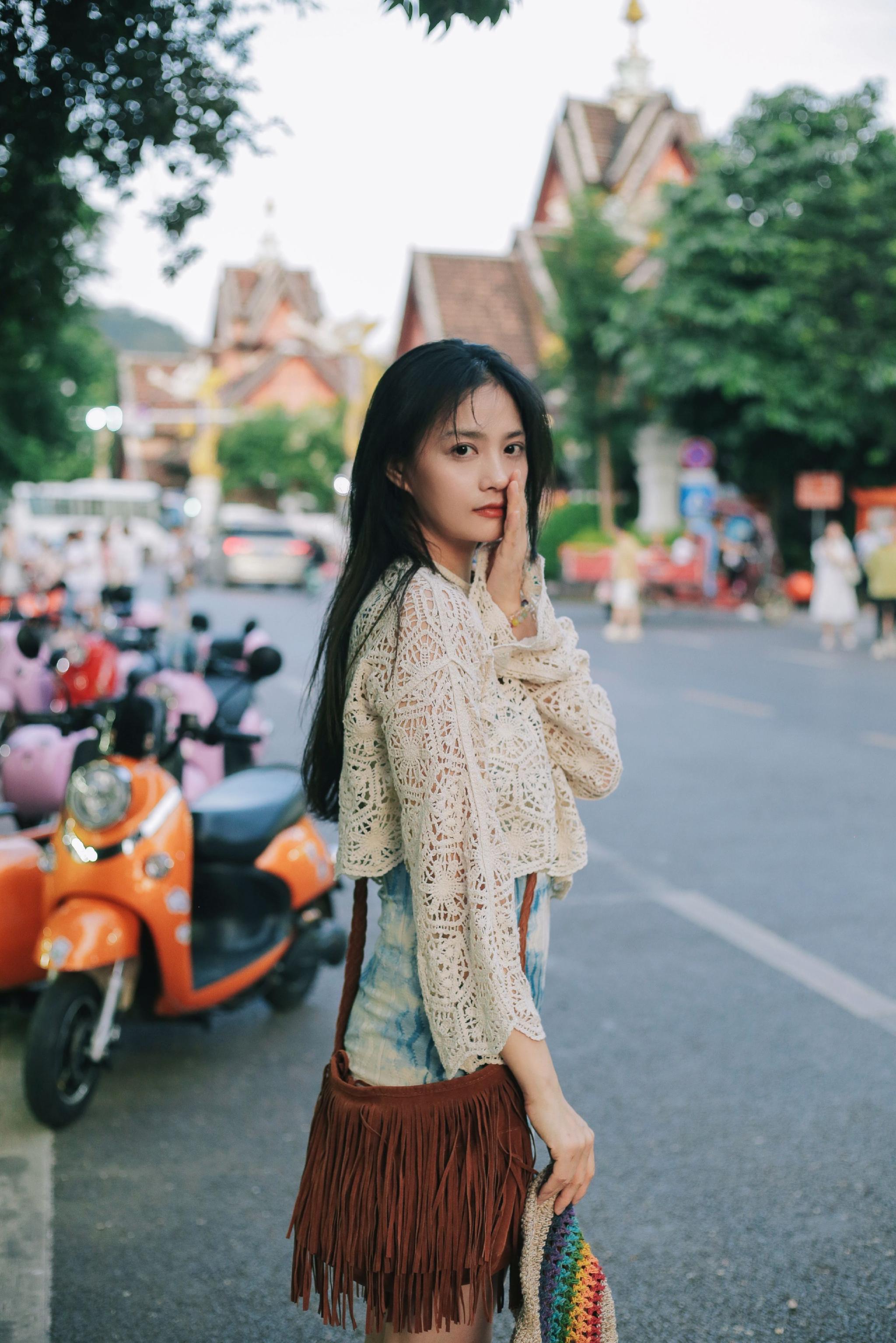 覃文静夏日街景look穿吊带裙秀好身材