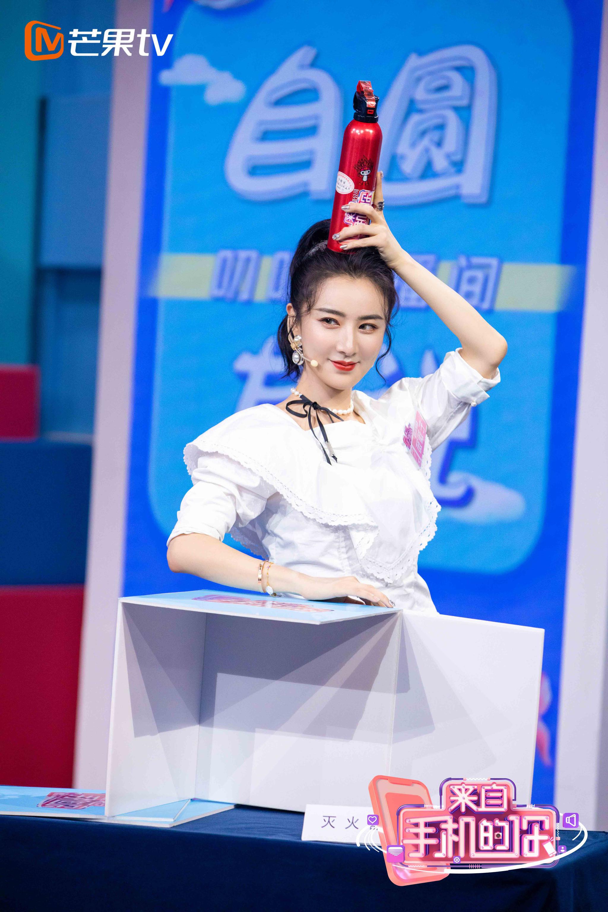 薇娅解锁刘芸手机 《来自手机的你》首次爆料姐姐群聊天细节