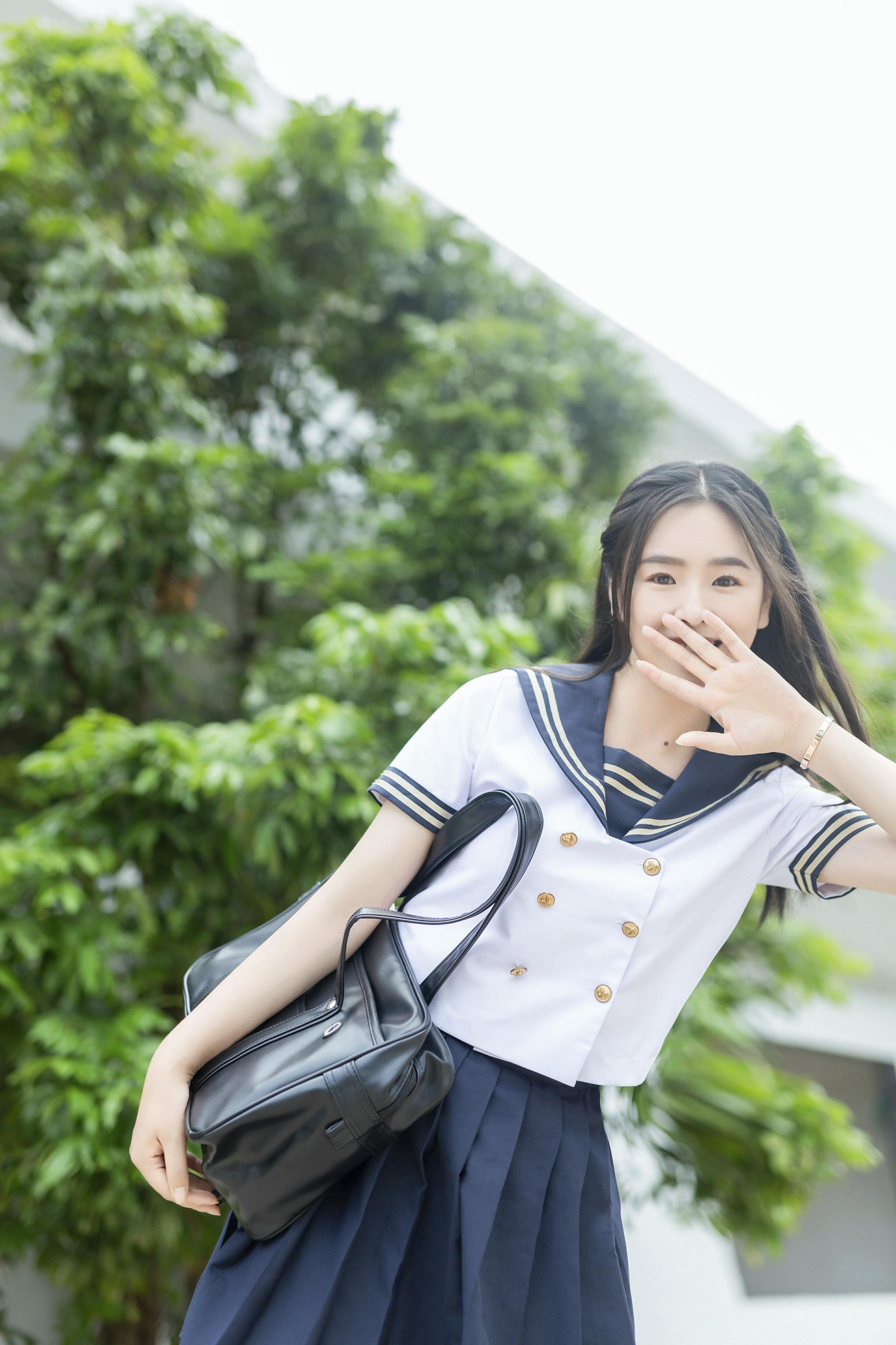 张嘉轩祖籍河南,是毕业于北京电影学院表演系的正统"科班"演员,曾经在