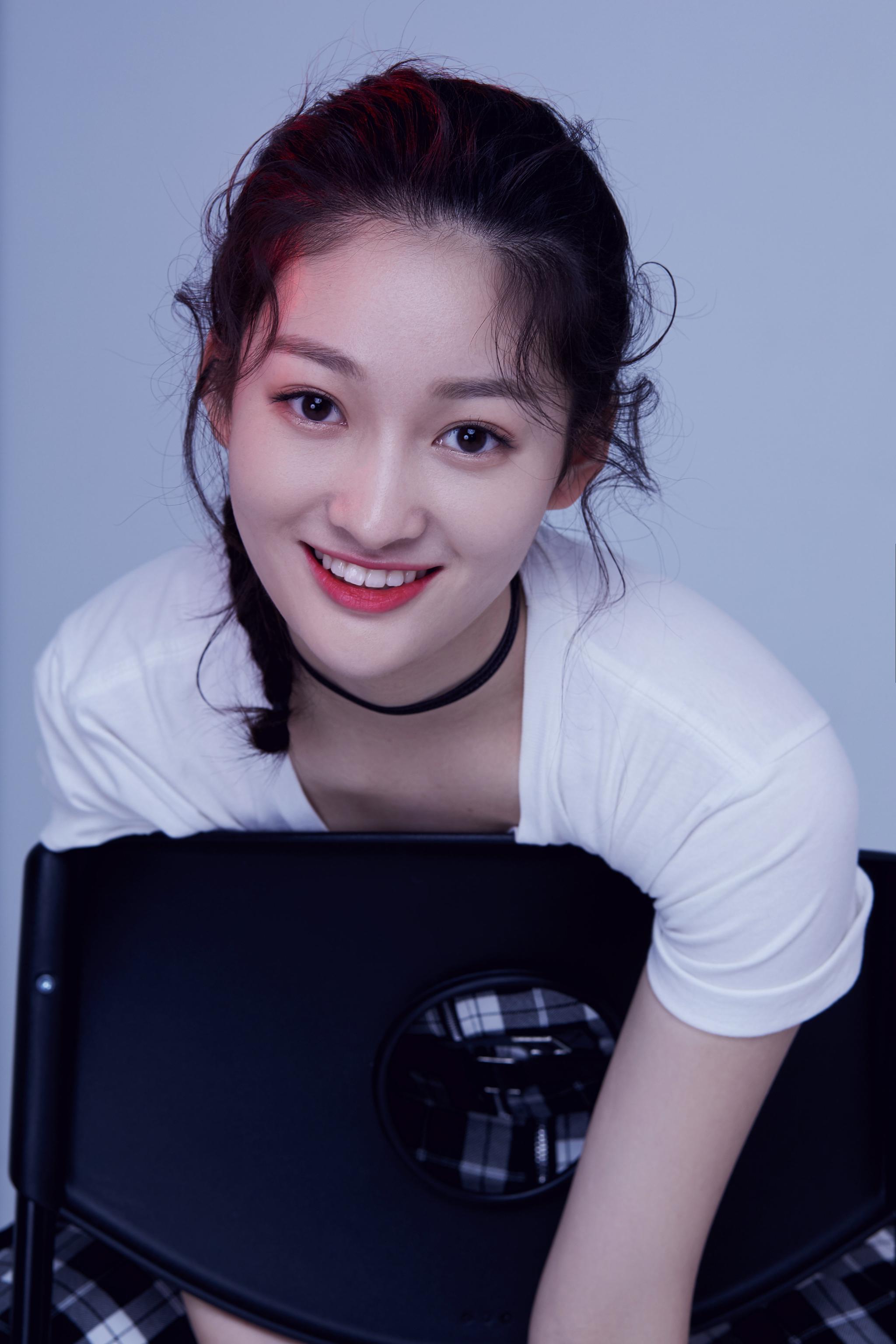 张钿悦青春甜美风写真 黑白格调尽显摩登风采