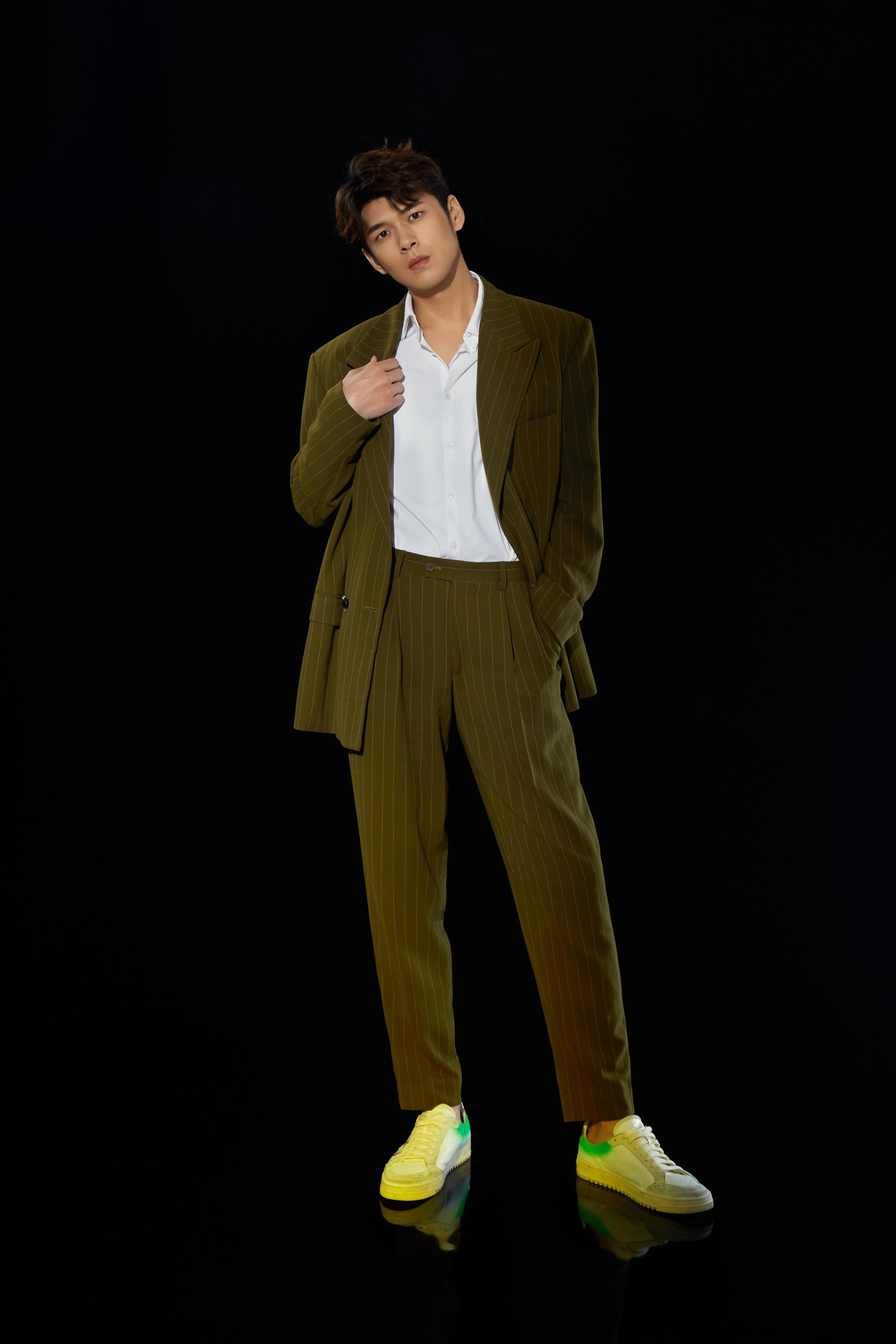 盛英豪条纹西装look 完美身材比例展model风格