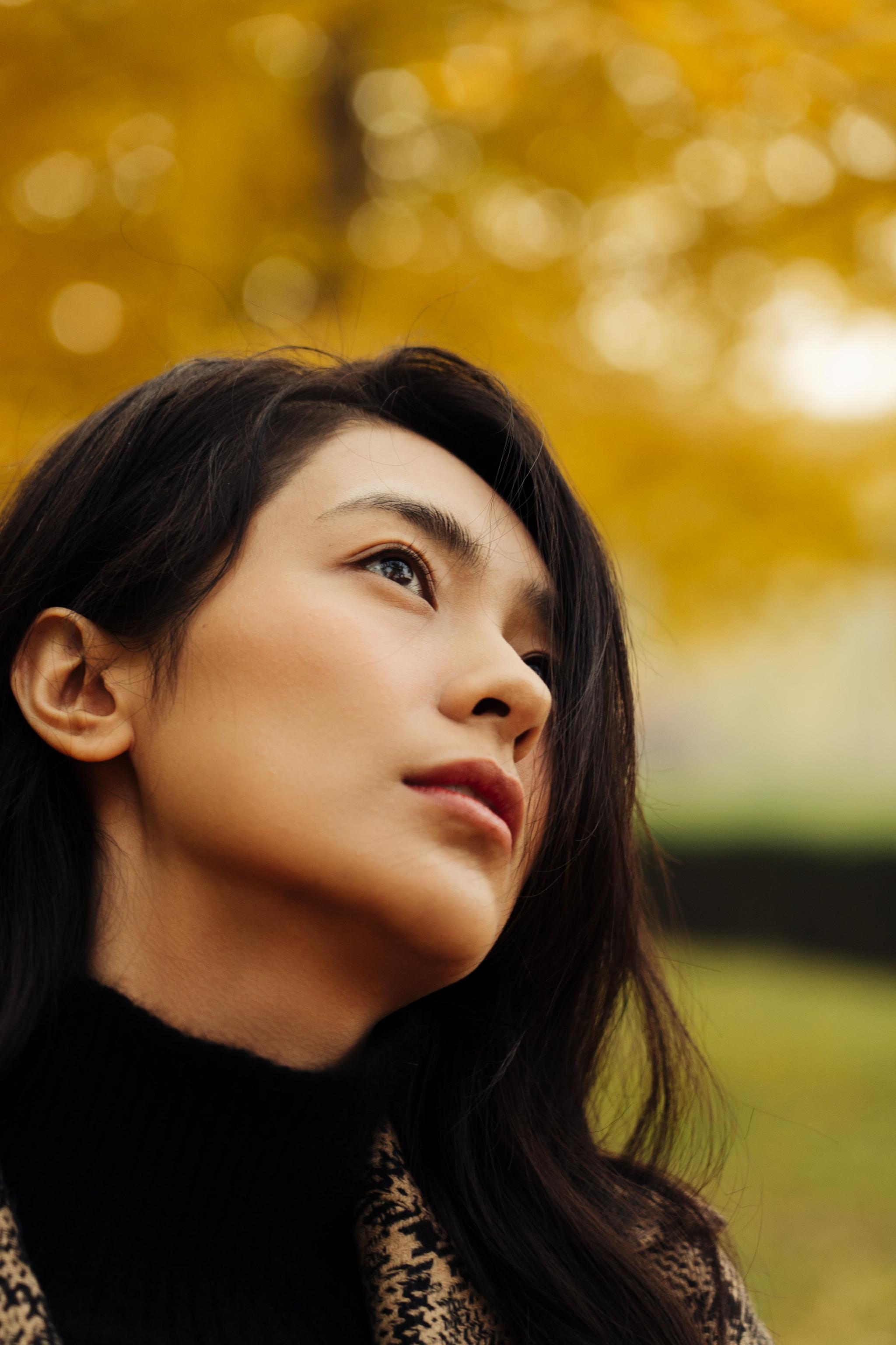 王梦琦发布情绪主题写真温暖色调享受静谧时光