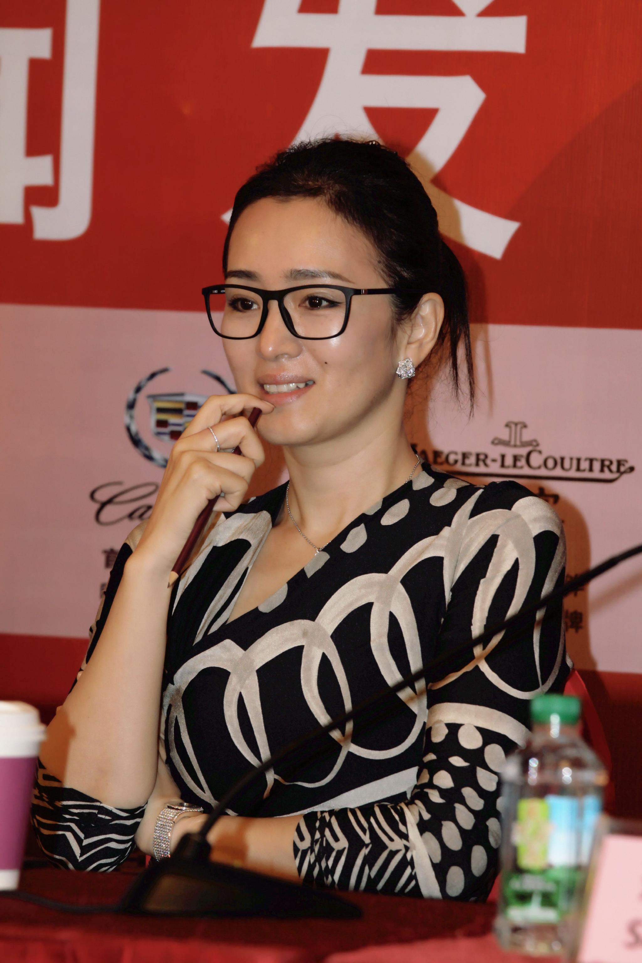 57岁巩俐素颜霸气亮相,肤嫩似少女,黑框眼镜尽显知性美|皮肤|大片|粉黛|光泽_新浪新闻