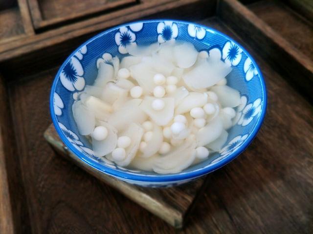去湿排毒的小甜汤,教你做百合芡实汤,一看就清凉好喝