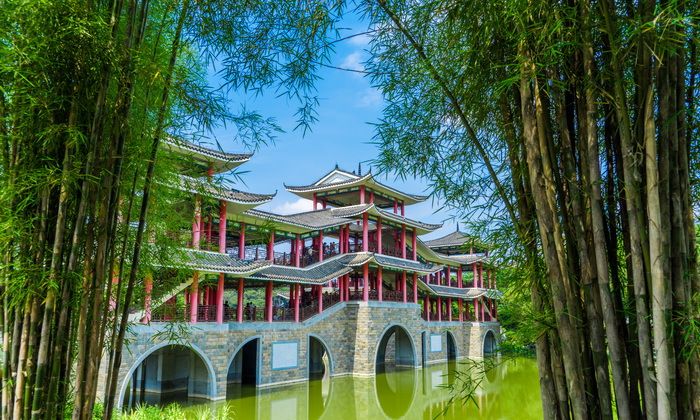 闲逛南宁狮山公园,登上竹影桥观看湖景,风景不错