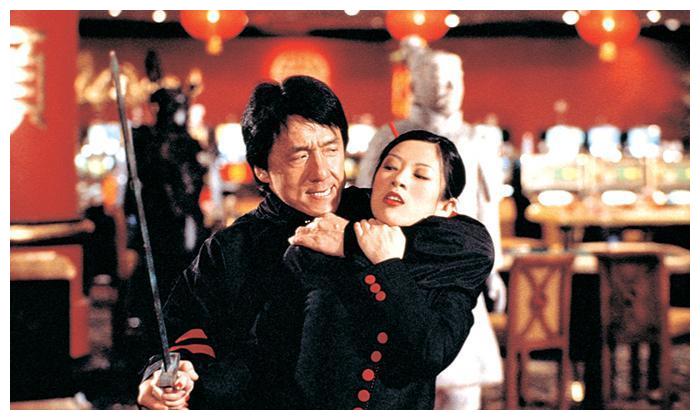 成龙被章子怡坐大腿喂葡萄遭周润发讽刺3个字够犀利