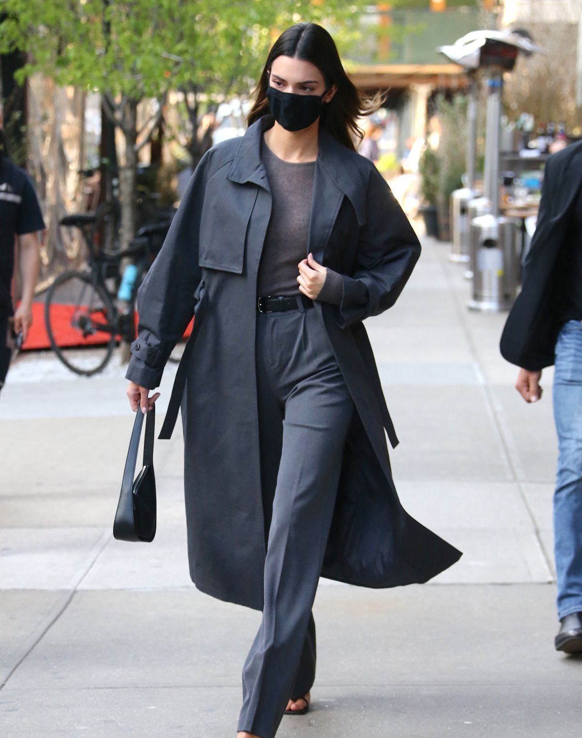 潮街拍:奥莉维亚基础款抹胸太显瘦,哈姆林针织开衫优雅女人味__财经