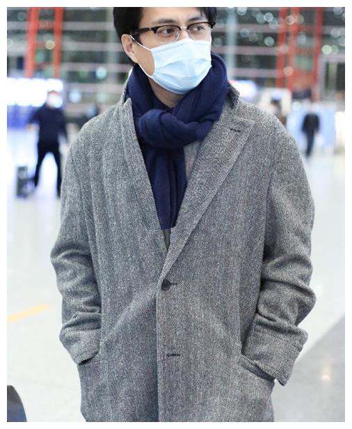 靳东现身,穿灰色的大衣系蓝色的围巾,老干部的气质相当足!__财经头条