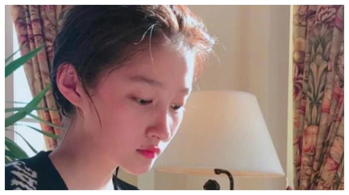 像"童星""国民闺女"等等,还而且有一段时间关晓彤也被大家黑得非常的