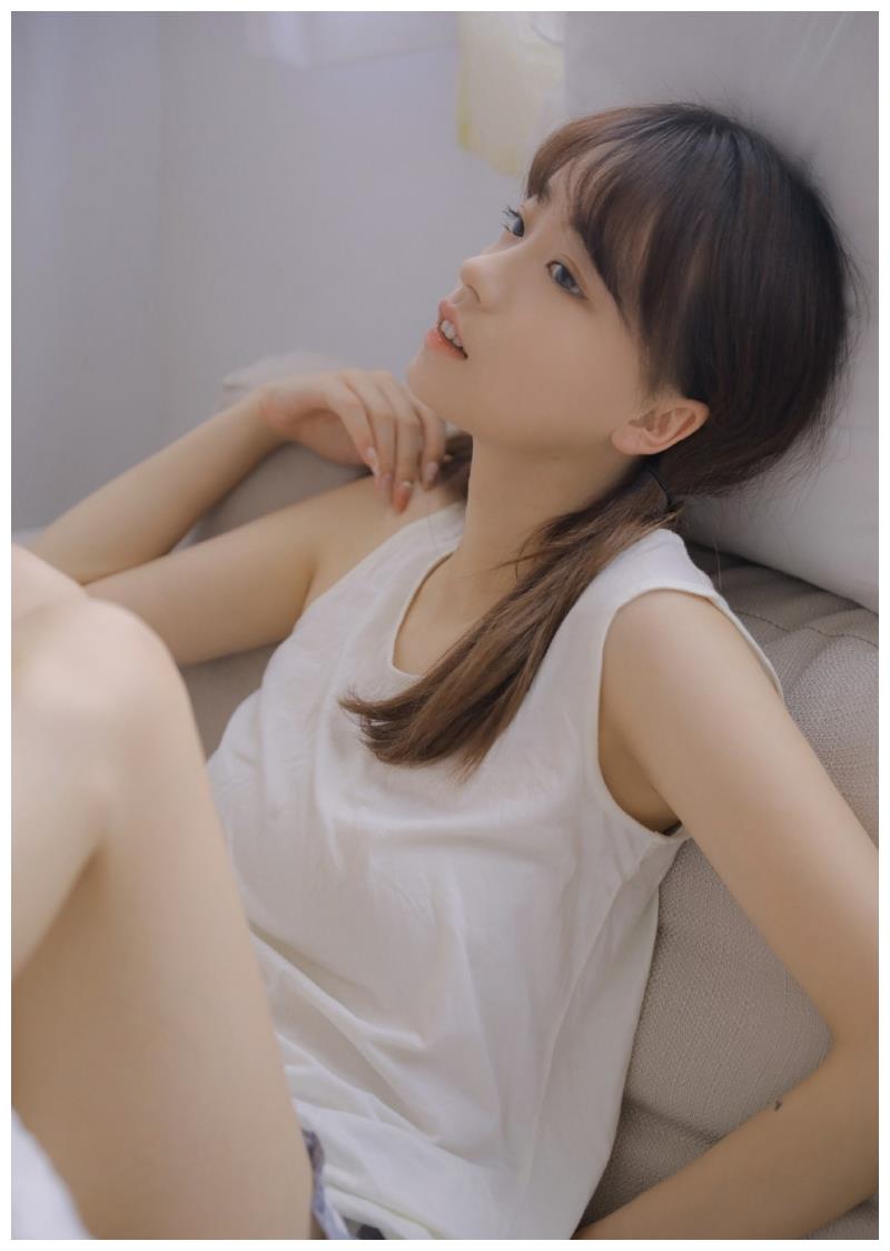 性感美女时尚写真妙龄少女吊带香肩杏眼红唇清纯甜美明媚动人