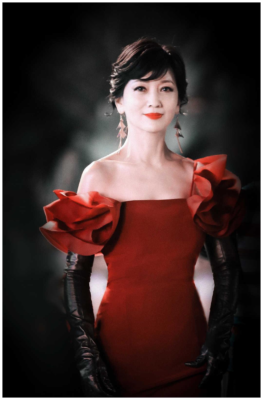 赵雅芝真厉害,穿酒红色连衣裙出席活动减龄又洋气,魅力十足__财经头条