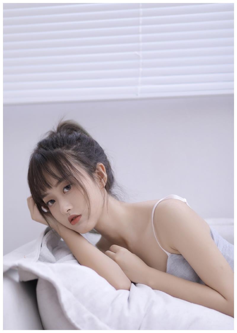 性感美女时尚写真妙龄少女吊带香肩杏眼红唇清纯甜美明媚动人