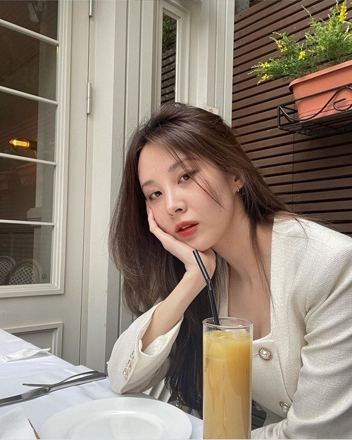 少女时代徐贤发近照白衣造型wink可爱