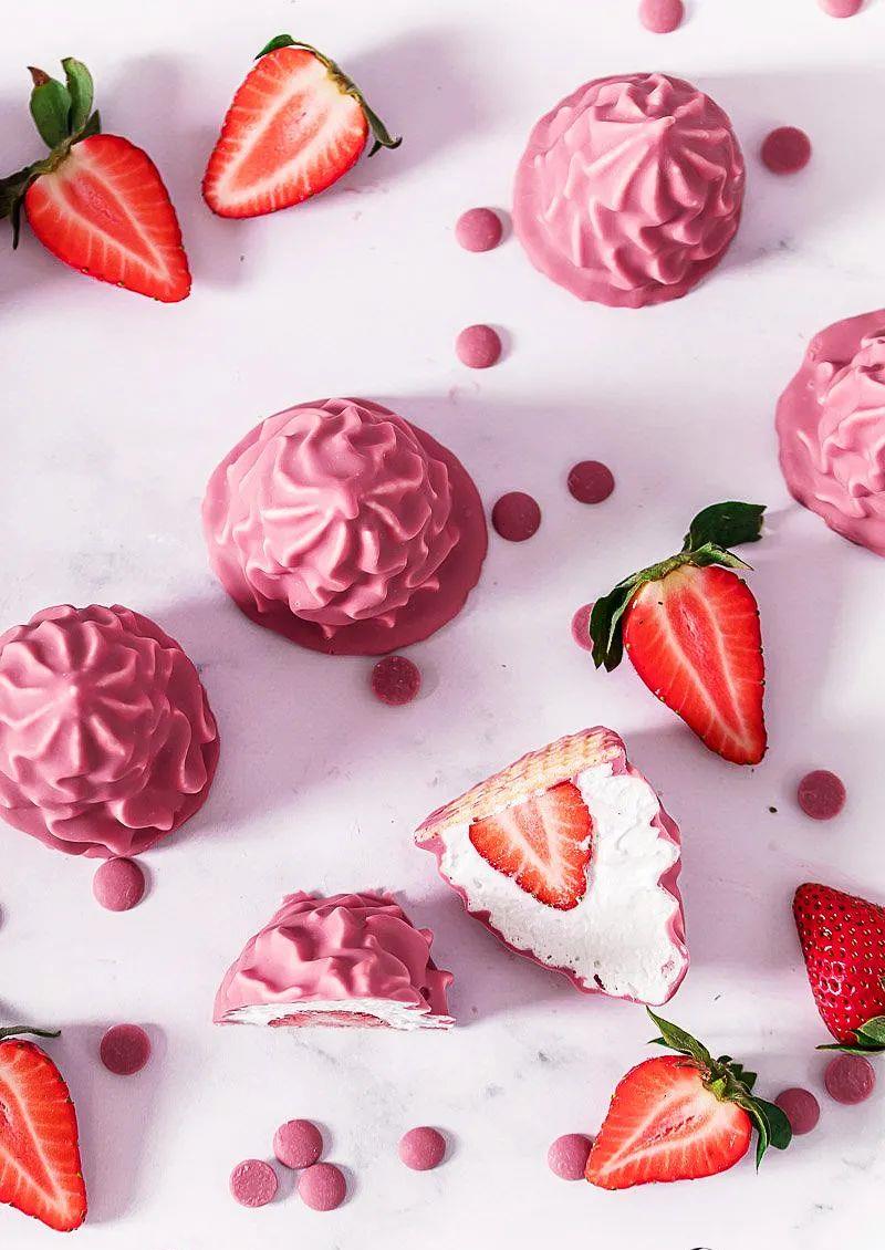 粉红色的回忆蓬松丰富美味可口的红宝石巧克力草莓之吻甜品