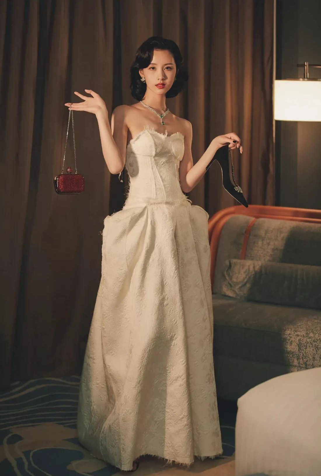 女星陈都灵抹胸美照