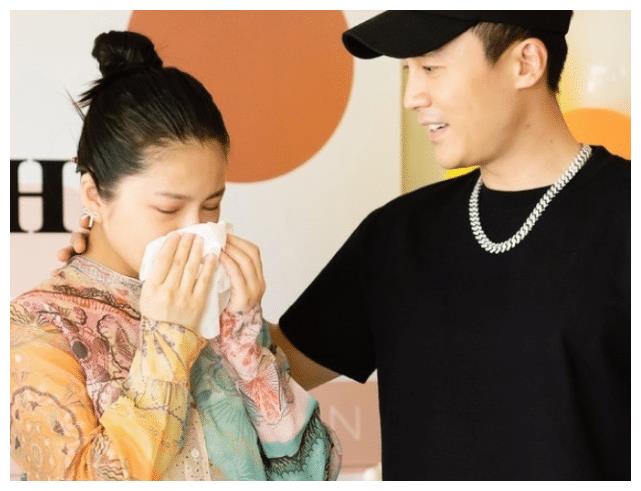 杜淳晒女儿萌照，小蛋饺戴大蝴蝶结，穿高奢婴儿服，从小被宠上天休闲区蓝鸢梦想 - Www.slyday.coM