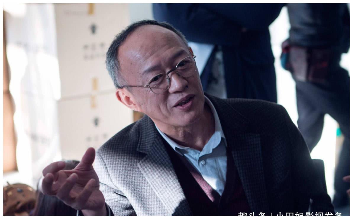 57岁娶了他22岁的学生,60岁喜得双胞胎,今年近70却成这样