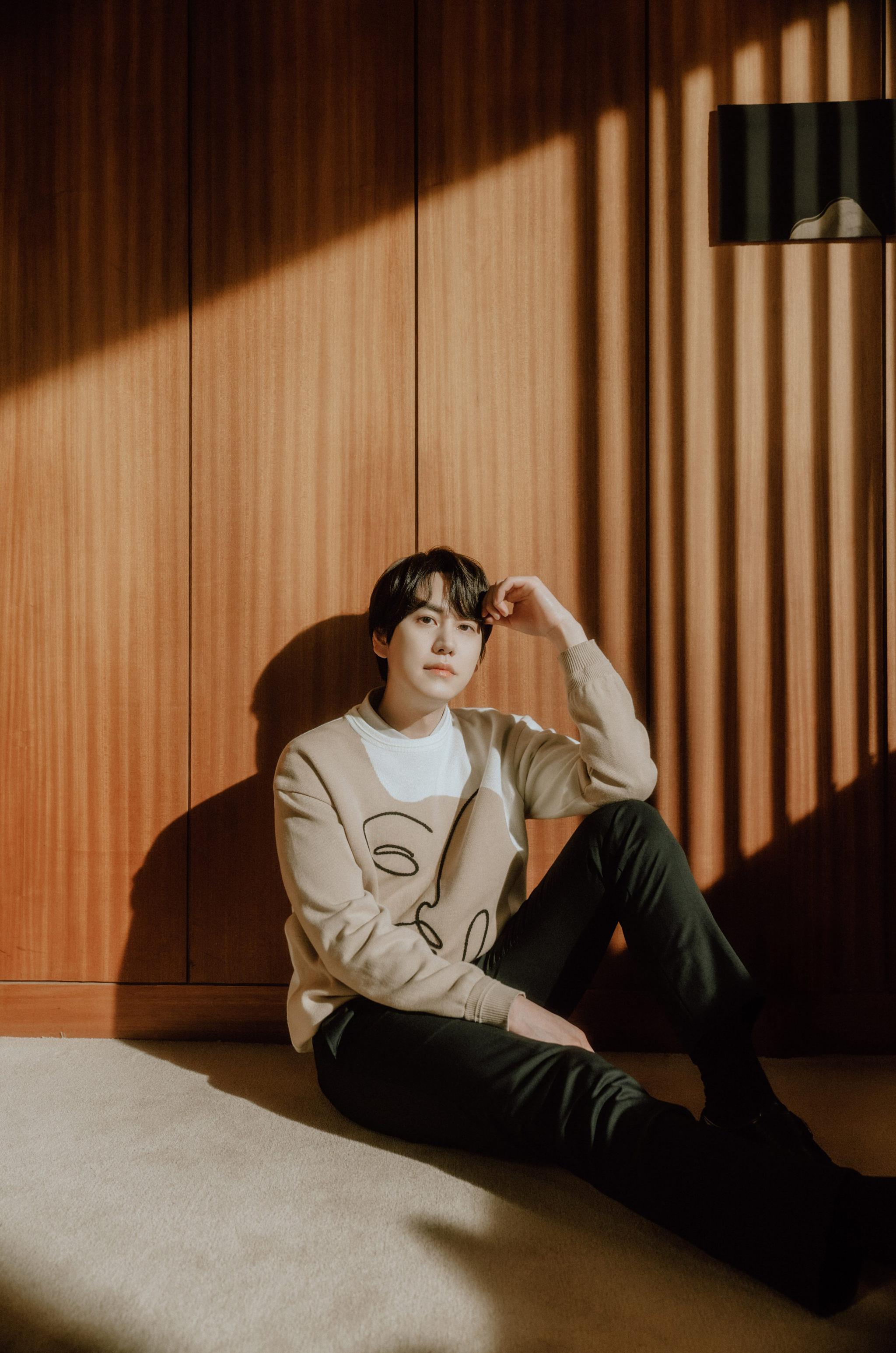 圭贤今天7点通过station公开春季单曲《coffee》现场演唱视频!