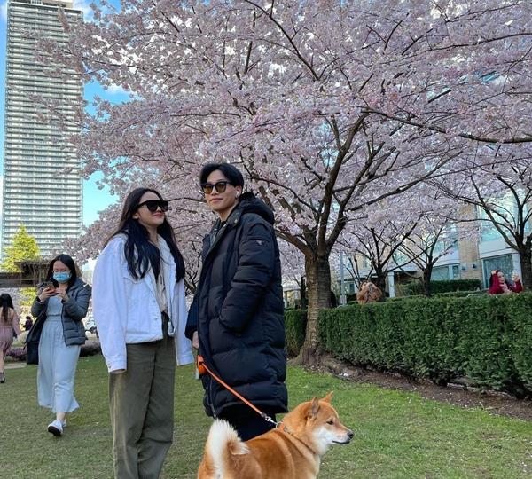 陈坤儿子陈尊佑疑恋爱与美女一同出门遛狗