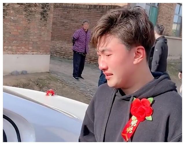 感动！山东一小伙不舍姐姐出嫁哭成泪人，离别时姐夫下车安慰弟弟休闲区蓝鸢梦想 - Www.slyday.coM