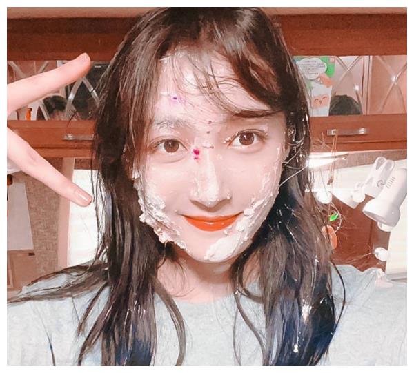 明星脸上抹奶油,刘亦菲可爱,赵薇俏皮,看到杨幂:奶油糊脸了?