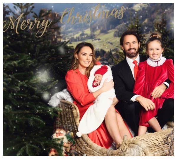 塔玛拉·埃克莱斯顿(tamara ecclestone)准备与三个月大小女儿塞雷娜