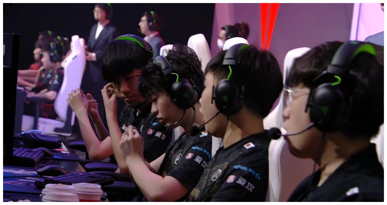 LPL选手“被迫退役”引热议！TES晴天有危险，RNG则不会受影响休闲区蓝鸢梦想 - Www.slyday.coM