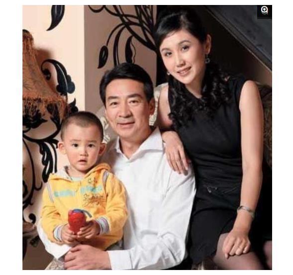 65岁寇振海和44岁漂亮妻子李婷的生活照|寇振海|李婷|生活照_新浪新闻