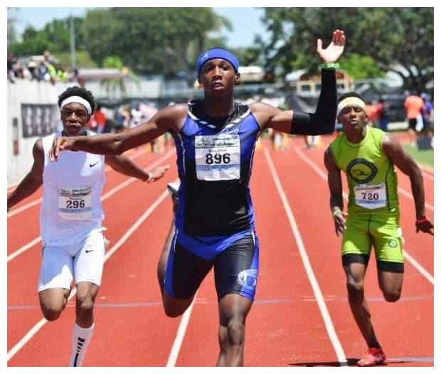 17岁少年两破200米纪录,回头望月神似博尔特|莱顿|博尔特|天才_新浪