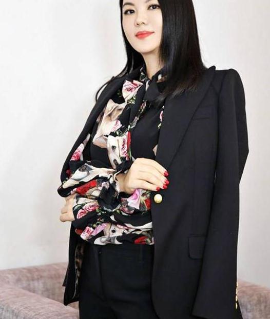 16年前的李湘真够苗条的,穿包臀亮片裙窈窕妩媚,短发更惊艳