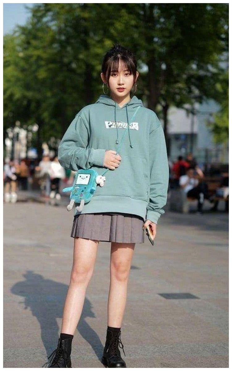 美女绿色的卫衣搭配百褶裙时尚感十足