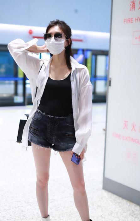 江疏影背心配透明衬衫半扎发既减龄又清纯