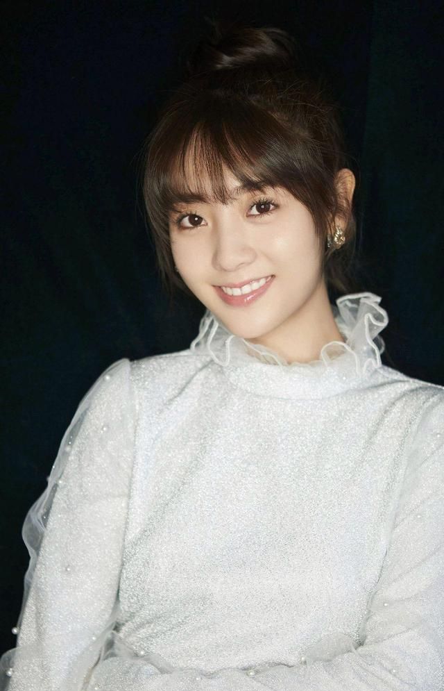 美少女邢菲,娇小可爱,笑容甜美