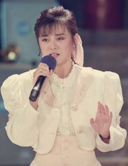 她曾是红极一时的玉女歌手,封麦27年不复出,近照曝光容颜未改|李碧华